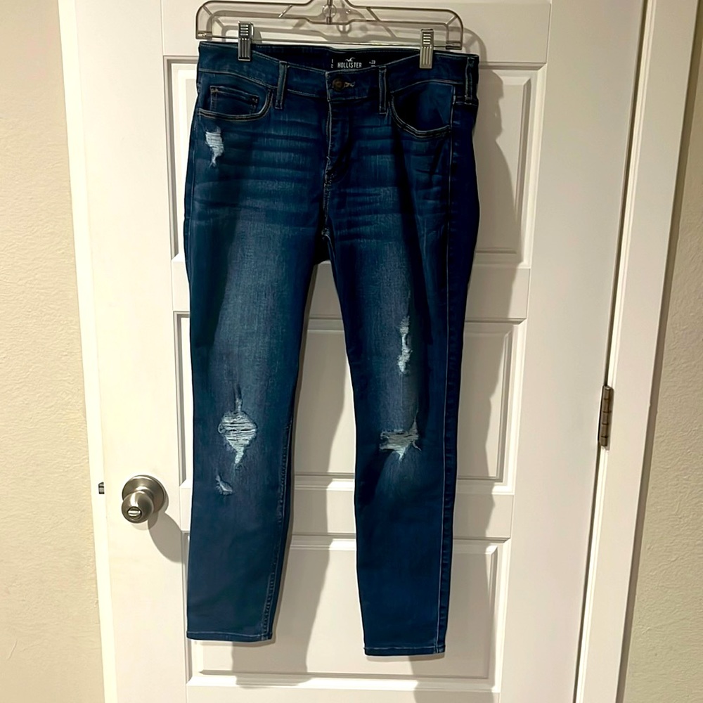 Hollister Distressed Jeans.  Low Rise Skinny Crop Jeans.  Size 9R (w29, l26)